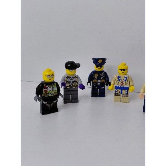 Lot Of 8  Lego Mini Figures Classic‎ Town City W/ Accessories - Picture 3 of 9